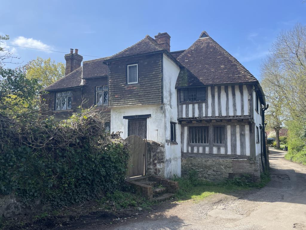 Lot: 102 - PERIOD DETACHED HOUSE FOR REFURBISHMENT WITH OVER A THIRD OF AN ACRE - front view of period detached house in need of refurbishment